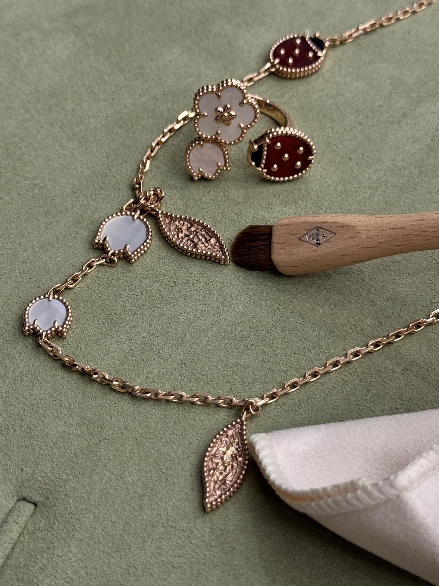 Van Cleef & Arpels floral and leaf necklace